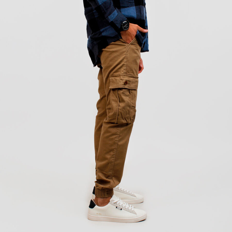 Pantalón Cargo fit marrón con puño en bota - Imagen 5